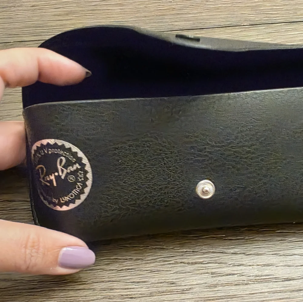 Ray-Ban Black Snap Closure Silver Seal Case with Cleaning Cloth - Picture 8 of 10